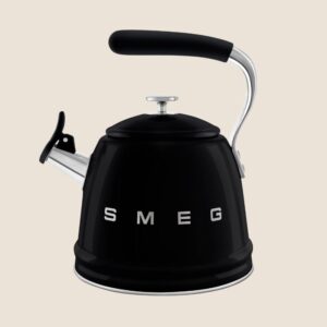 Hervidor eléctrico Smeg diseño retro con asa y boquilla
