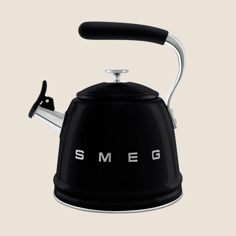 Hervidor eléctrico Smeg diseño retro con asa y boquilla