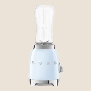 Vista frontal de mini batidora Smeg diseño retro